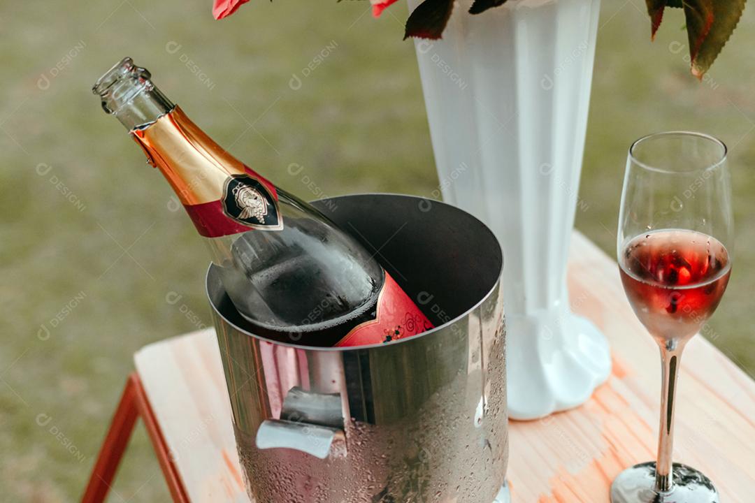 Garrafa de espumante bebida taça