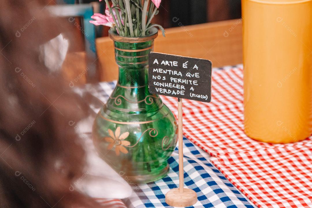 Frase sobre vaso de vidro planta