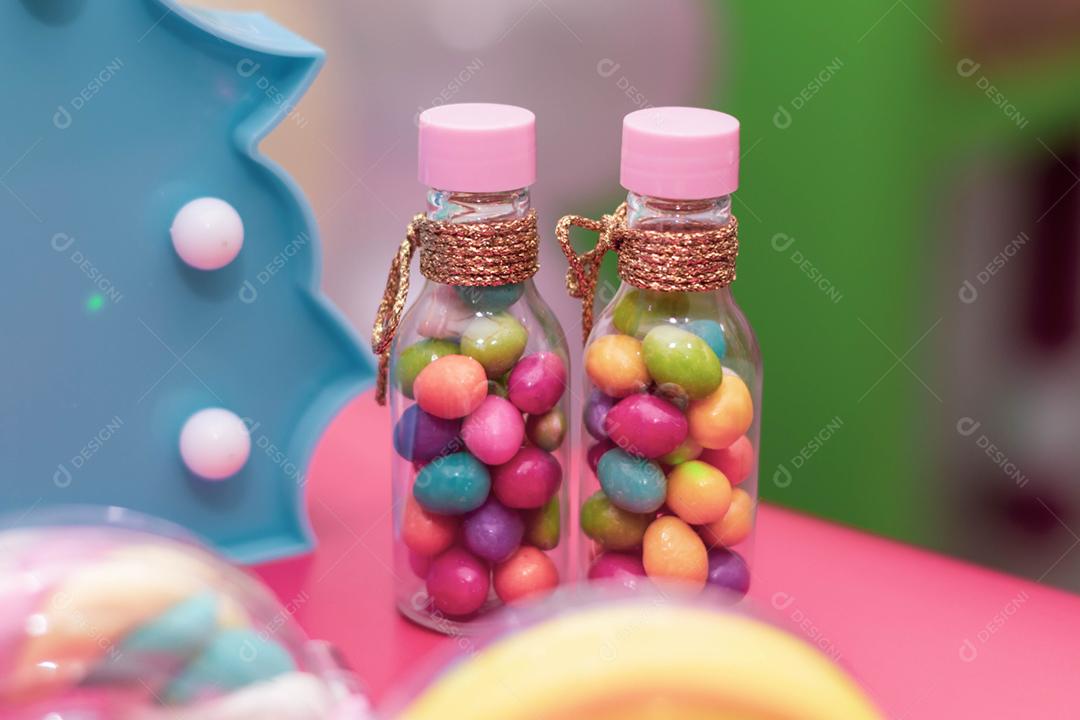 Vidro com balas coloridas