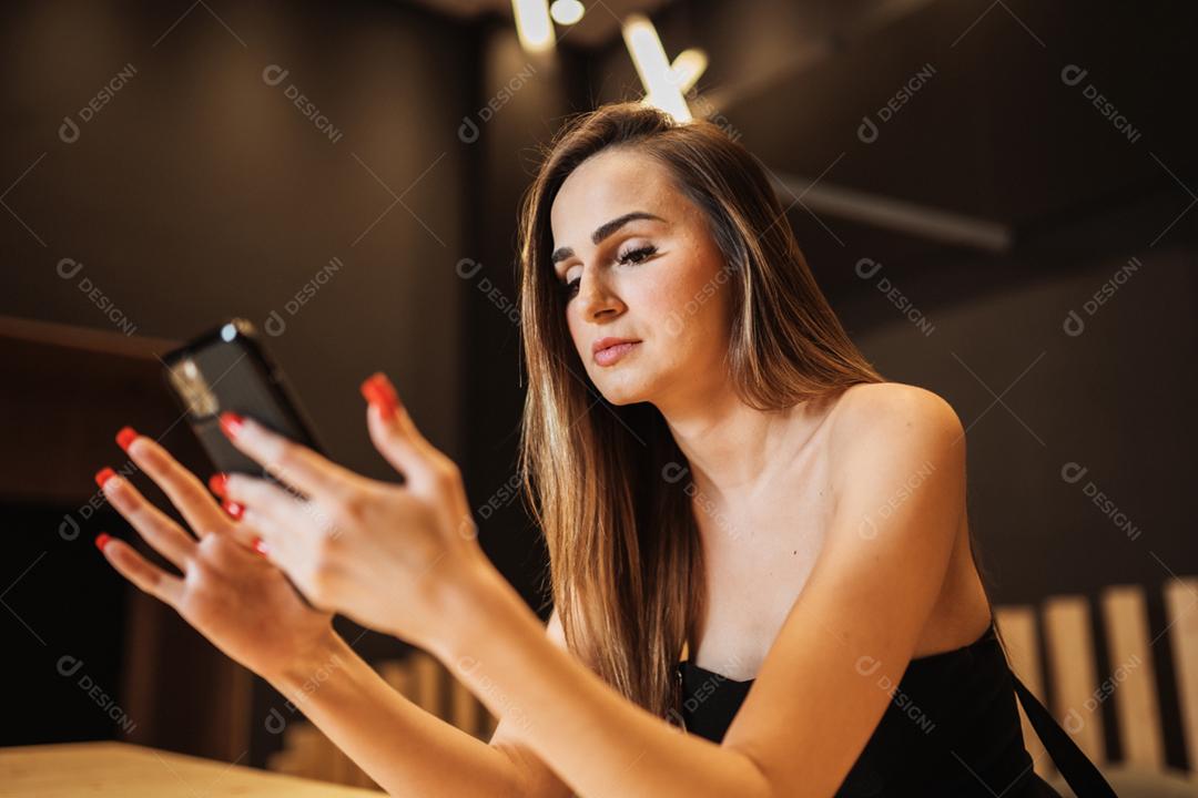 Jovem mulher latina usando telefone celular