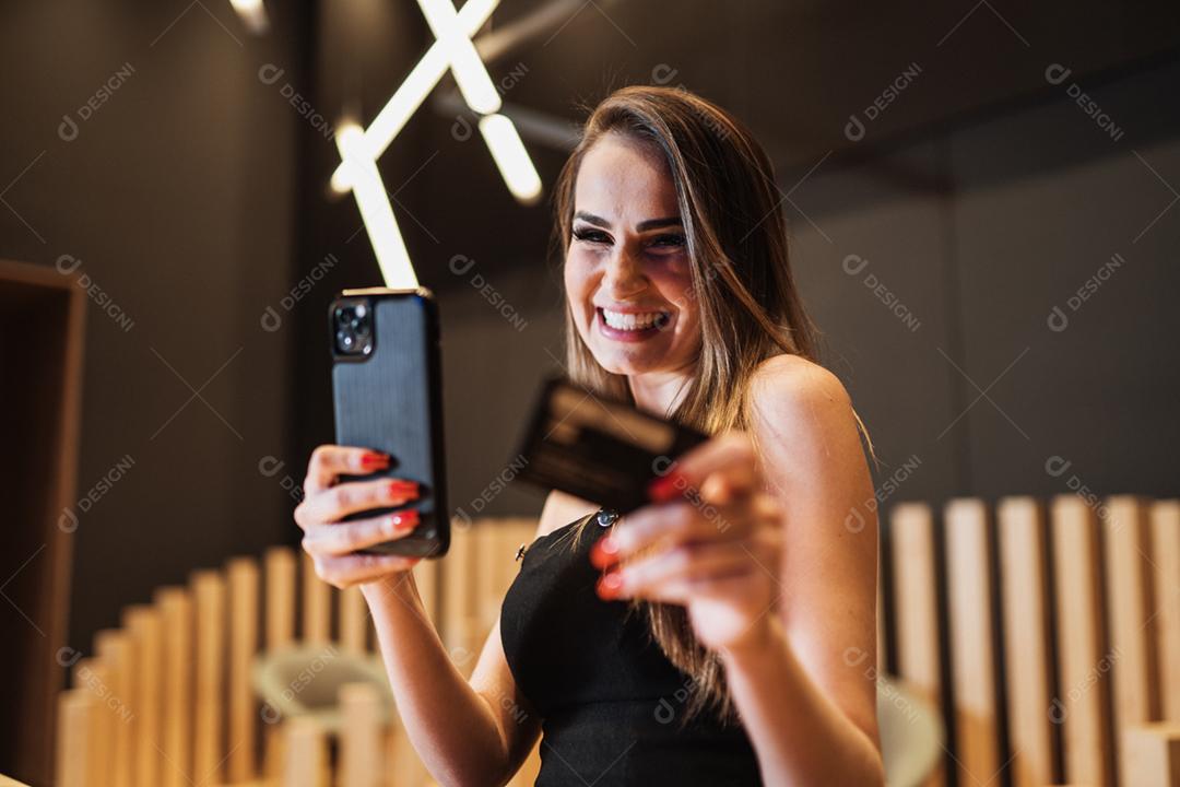 Banco on-line de mulher bonita usando smartphone compras on-line com cartão de crédito