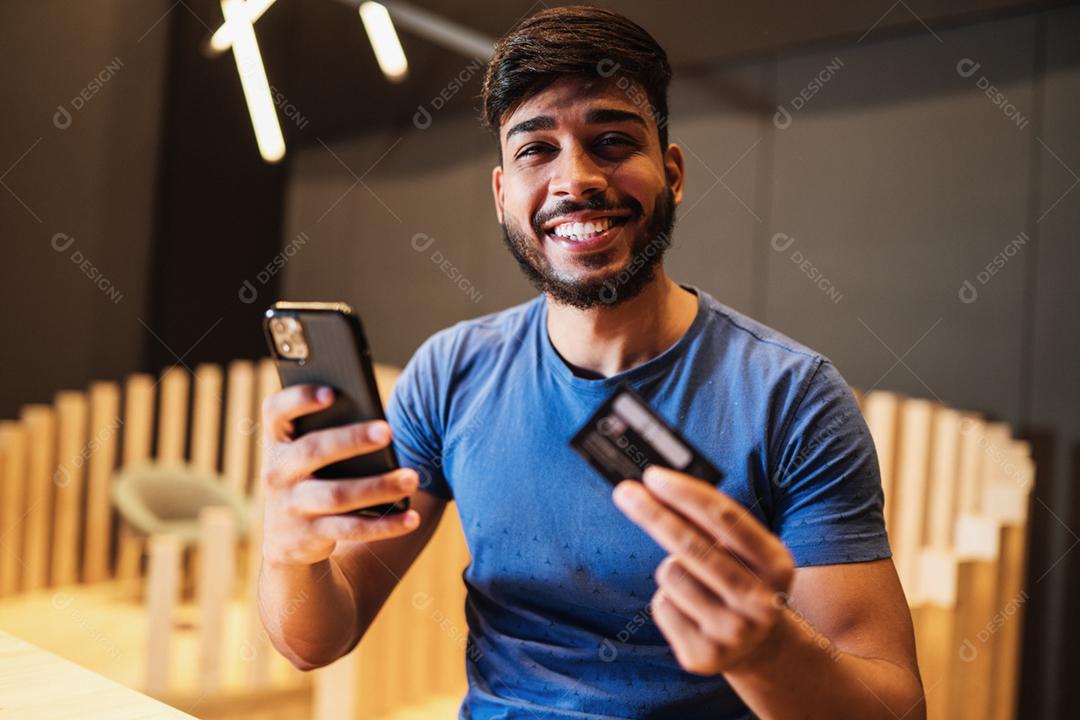 Banco on-line jovem usando smartphone compras on-line com cartão de crédito