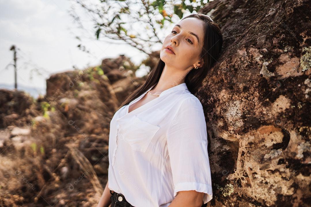 Linda jovem tirando retrato sobre camiseta branca