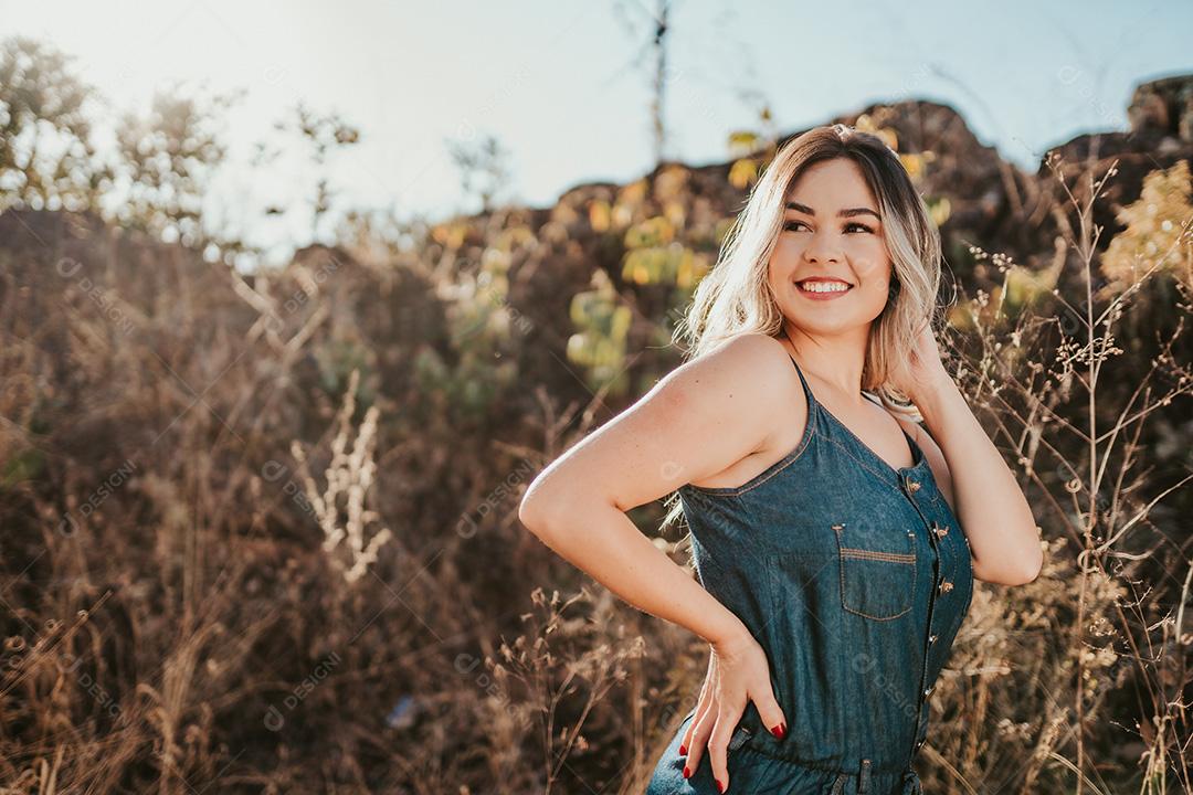 Retrato ao ar livre da bela jovem loira Latina. Desenvolvimento capilar