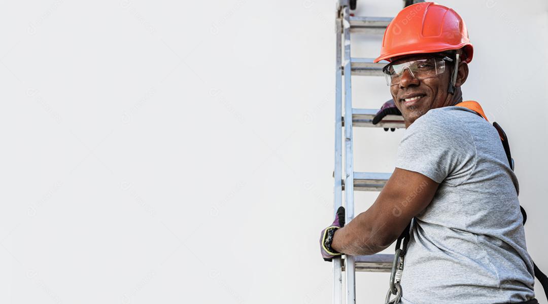 Prestador de serviços usando capacete subindo uma escada de metal. Trabalhador da construção. homem latino.