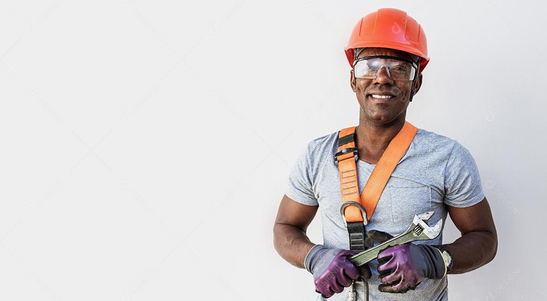 Confiante latino carpinteiro olhando para a câmera com sorriso