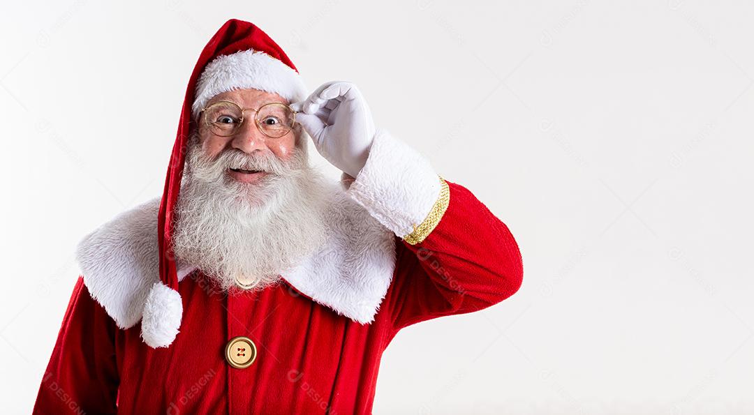 Papai Noel em óculos está olhando surpreso para a câmera