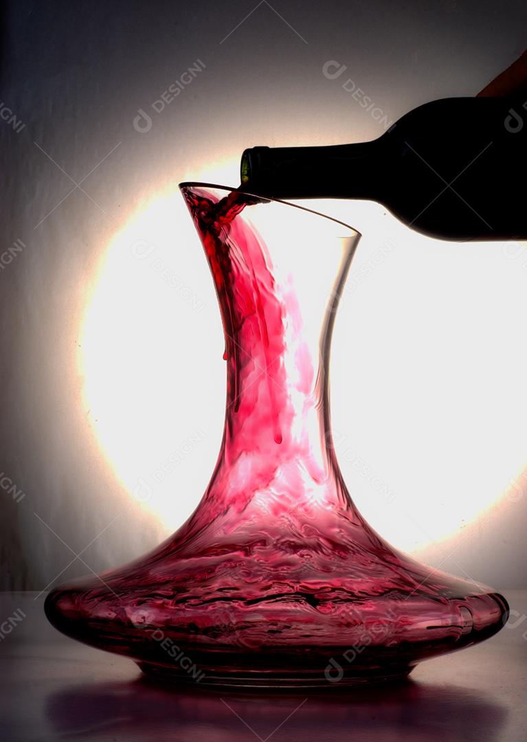 Garrafa de vinho enchendo frasco de vidro