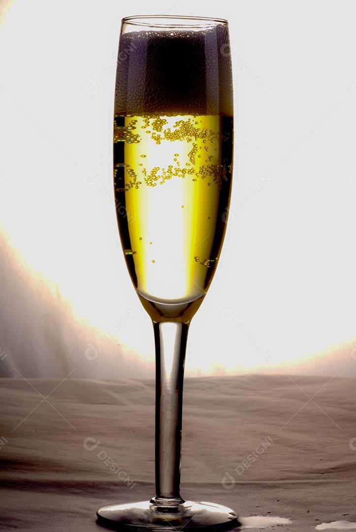 Taça de vidro bebida champagne sobre fundo isolado