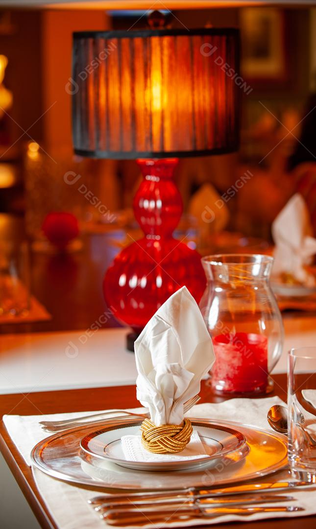 Restaurante prato mesa abaju