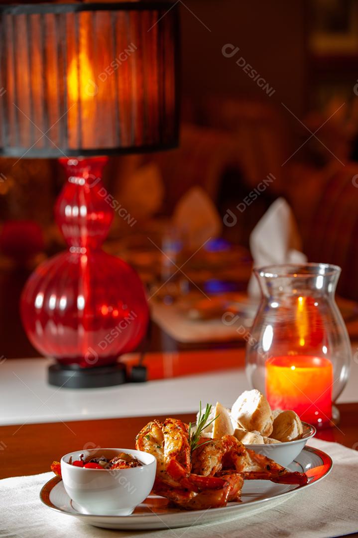 Restaurante prato mesa abaju