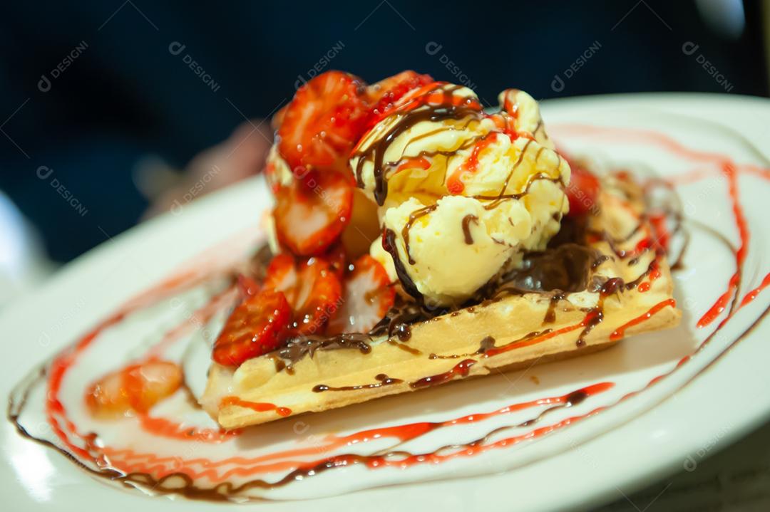 Waffle recheado doce comida fruta morango sobre prato branco
