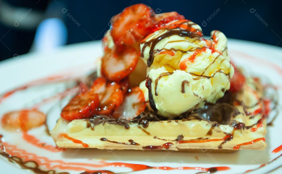 Waffle recheado doce comida fruta morango sobre prato branco