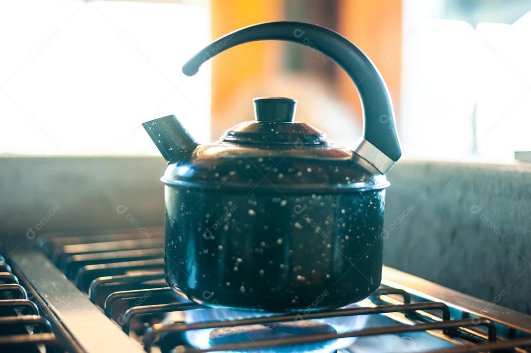 Aqueça a água na chaleira para fazer café bem quente e sair vapor.