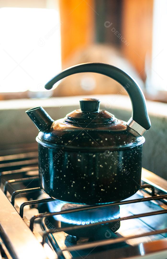 Aqueça a água na chaleira para fazer café bem quente e sair vapor.