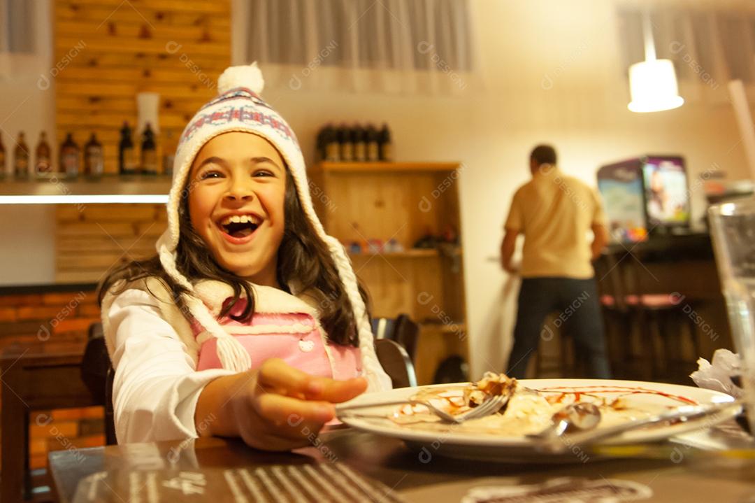 Linda Criança garota sorrindo pos jantar cozinha