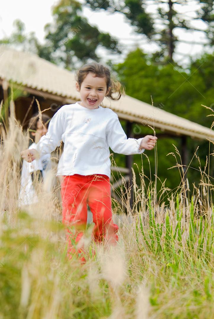 Linda criança correndo sobre grama mato floresta