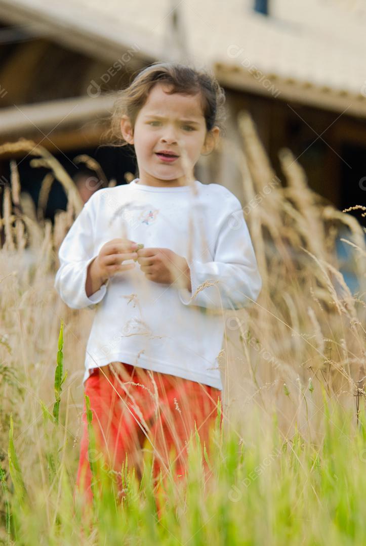 Linda criança correndo sobre grama mato floresta