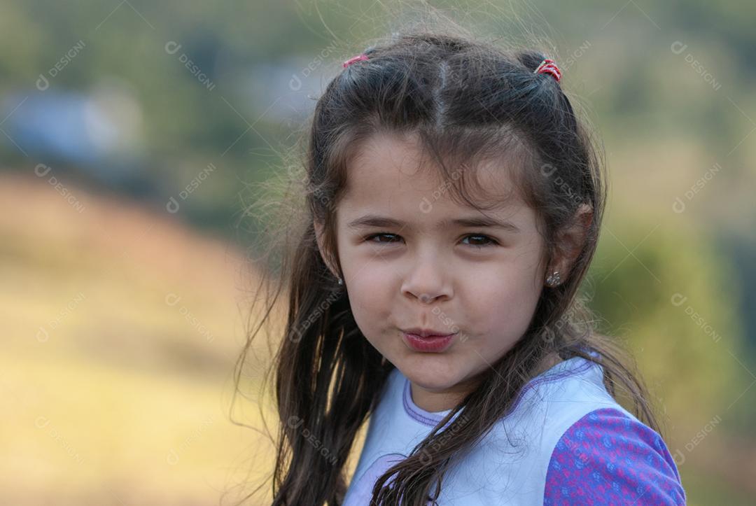 Lindo retrato de uma criança garota sobre fundo desfocado