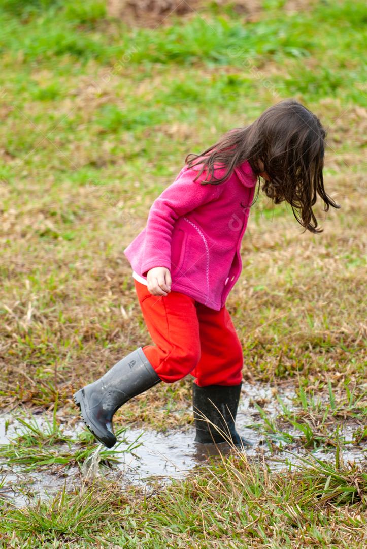 Linda criança correndo sobre grama mato floresta