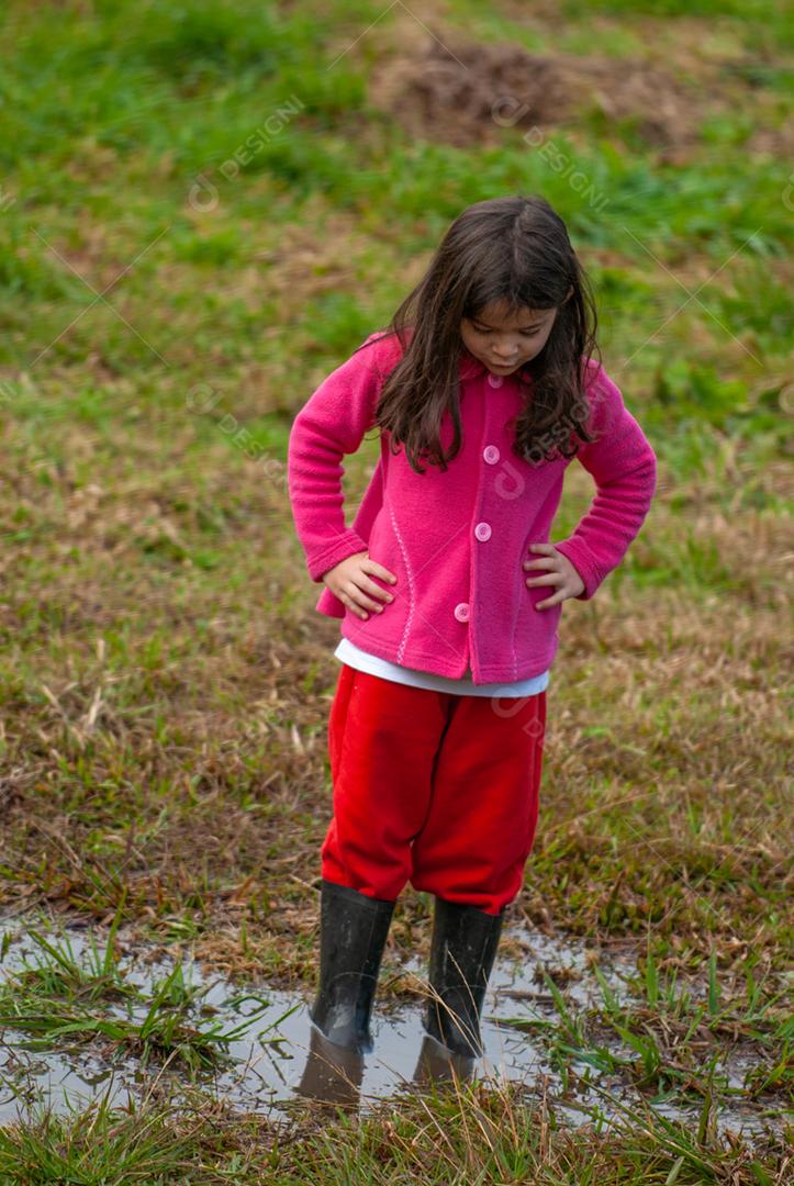 Linda criança correndo sobre grama mato floresta