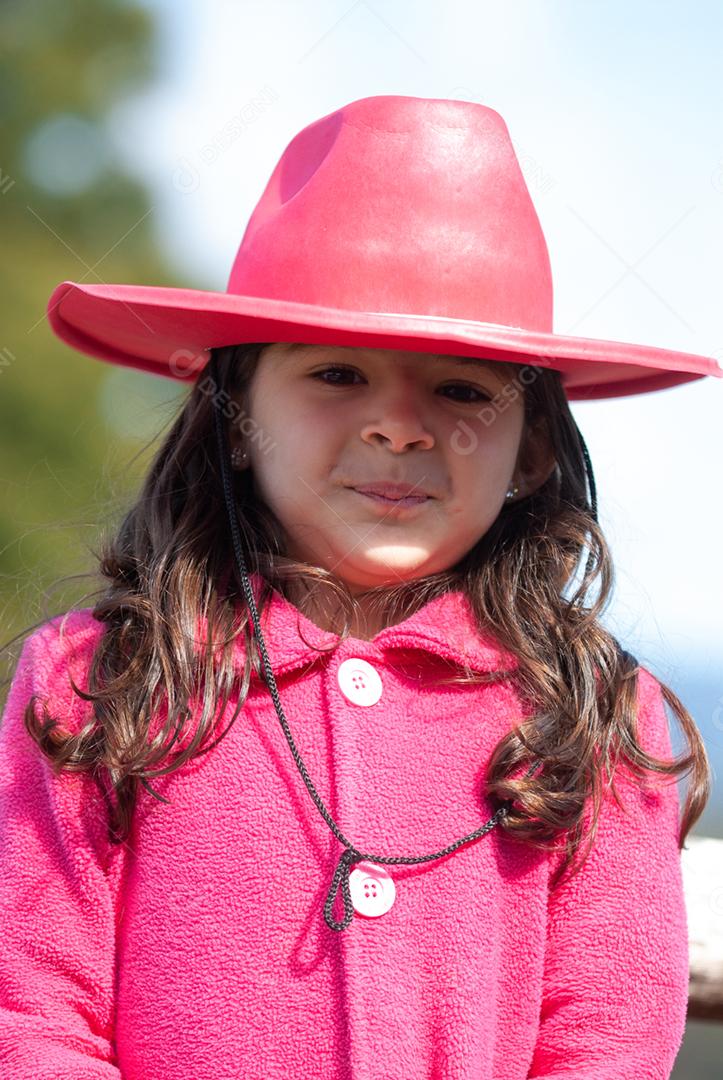 Lindo retrato de uma criança usando chapéu sobre fundo desfocado
