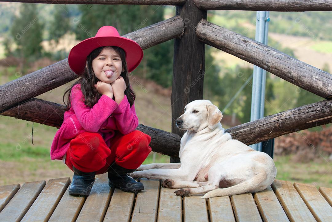 Lindo retrato de uma criança perto de um cachorro branco