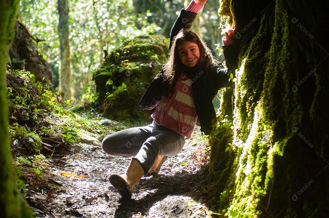 Retrato de uma garota sobre floresta fazenda arvores