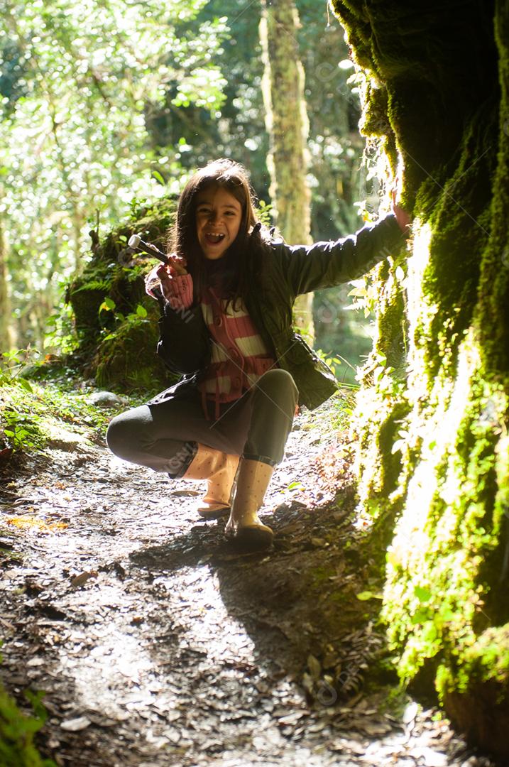 Retrato de uma garota sobre floresta fazenda arvores