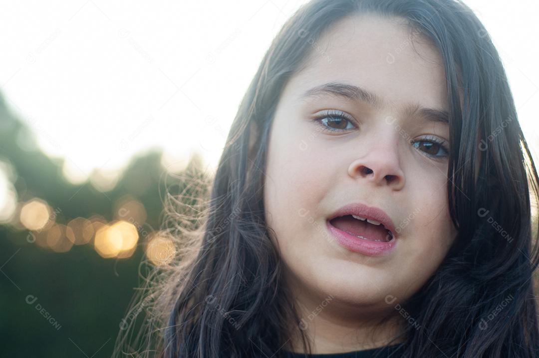 Lindo retrato de uma criança garota sobre fundo desfocado