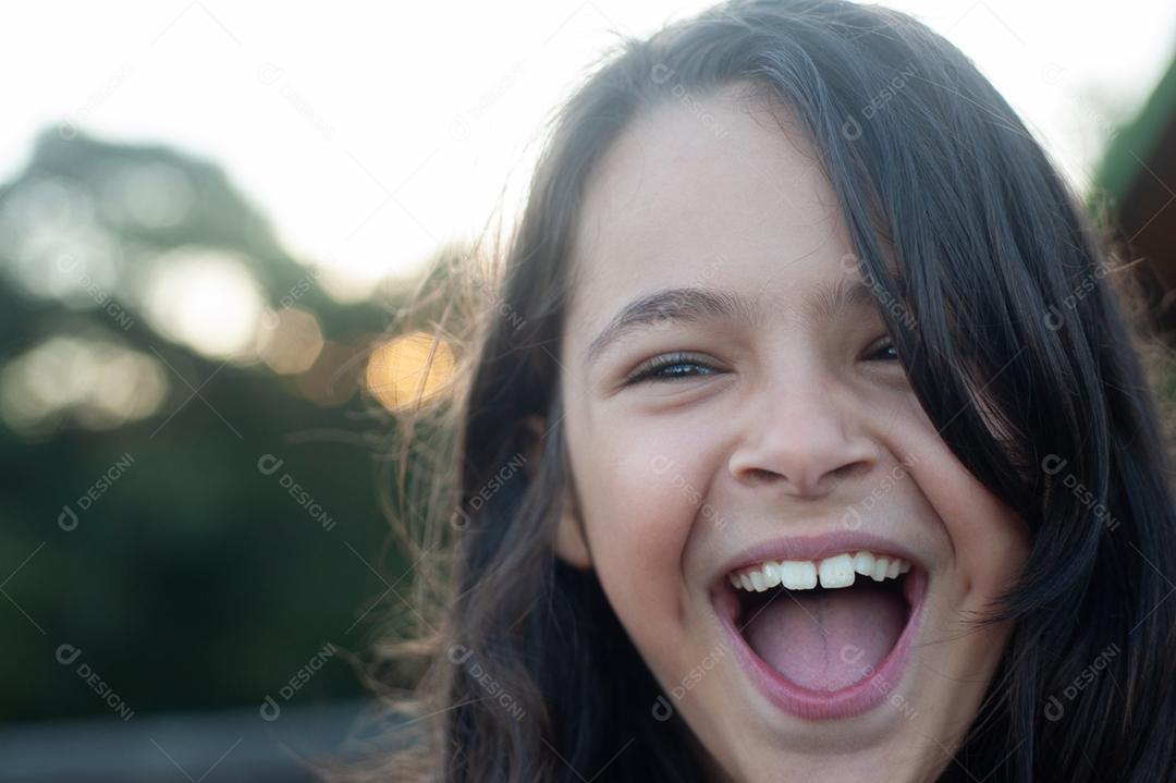 Lindo retrato de uma criança garota sobre fundo desfocado