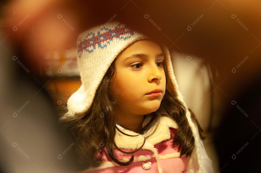 Lindo retrato de uma criança garota