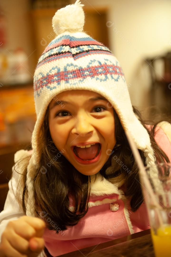 Lindo retrato de uma criança garota