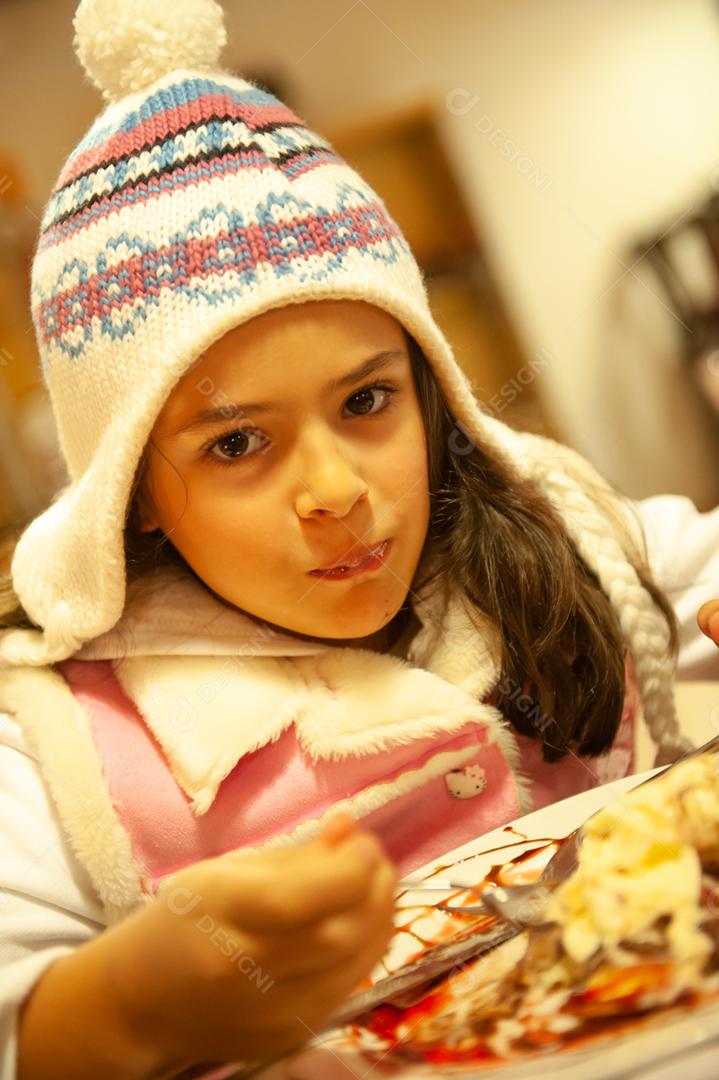 Lindo retrato de uma criança garota