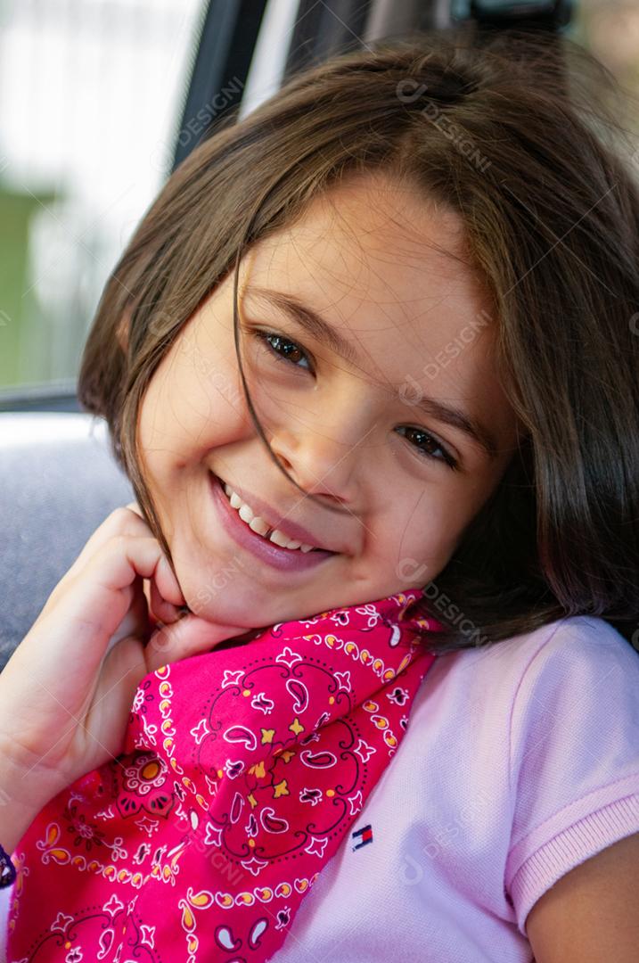 Lindo retrato de uma criança garota
