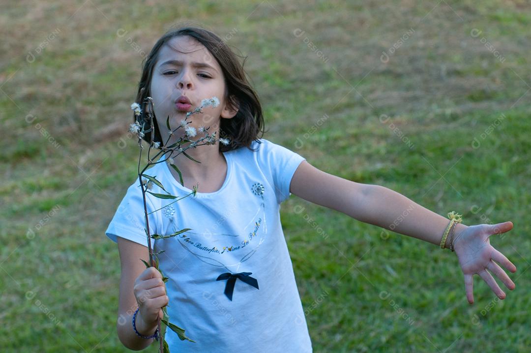 Lindo retrato de uma criança garota sobre fundo desfocado