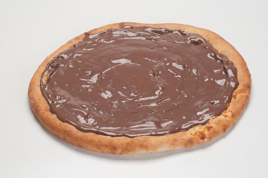Comida pizza chocolate sobre fundo branco