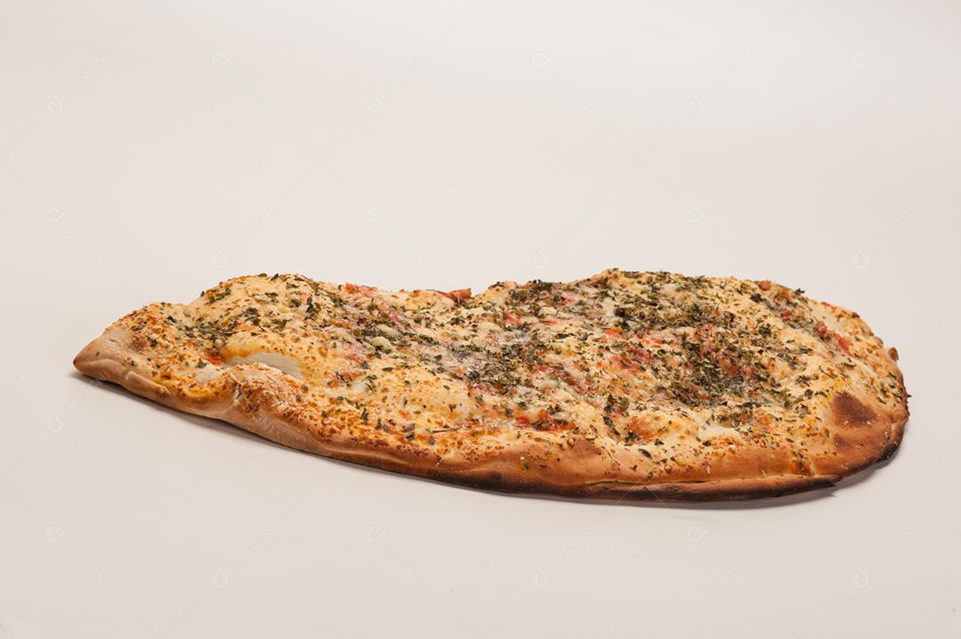 Comida pizza com recheio gostoso sobre fundo branco