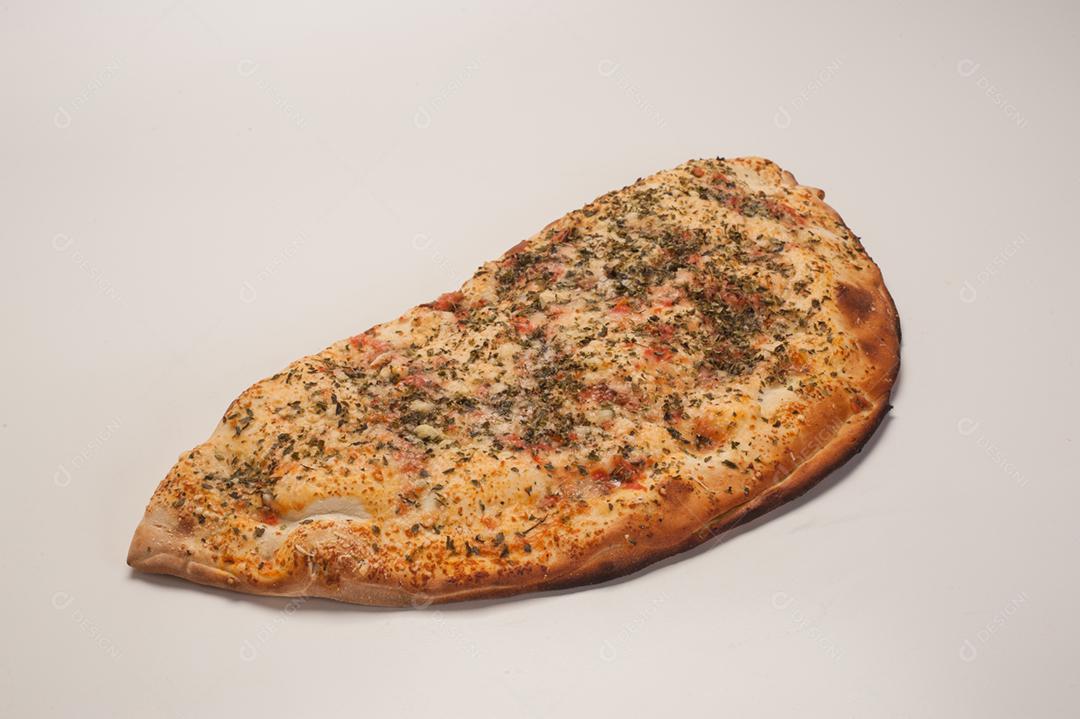 Comida pizza com recheio gostoso sobre fundo branco