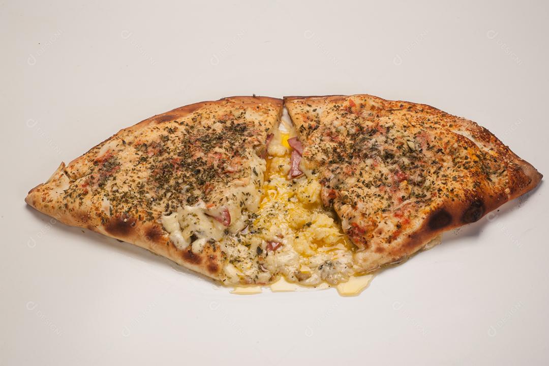 Comida pizza com recheio gostoso sobre fundo branco