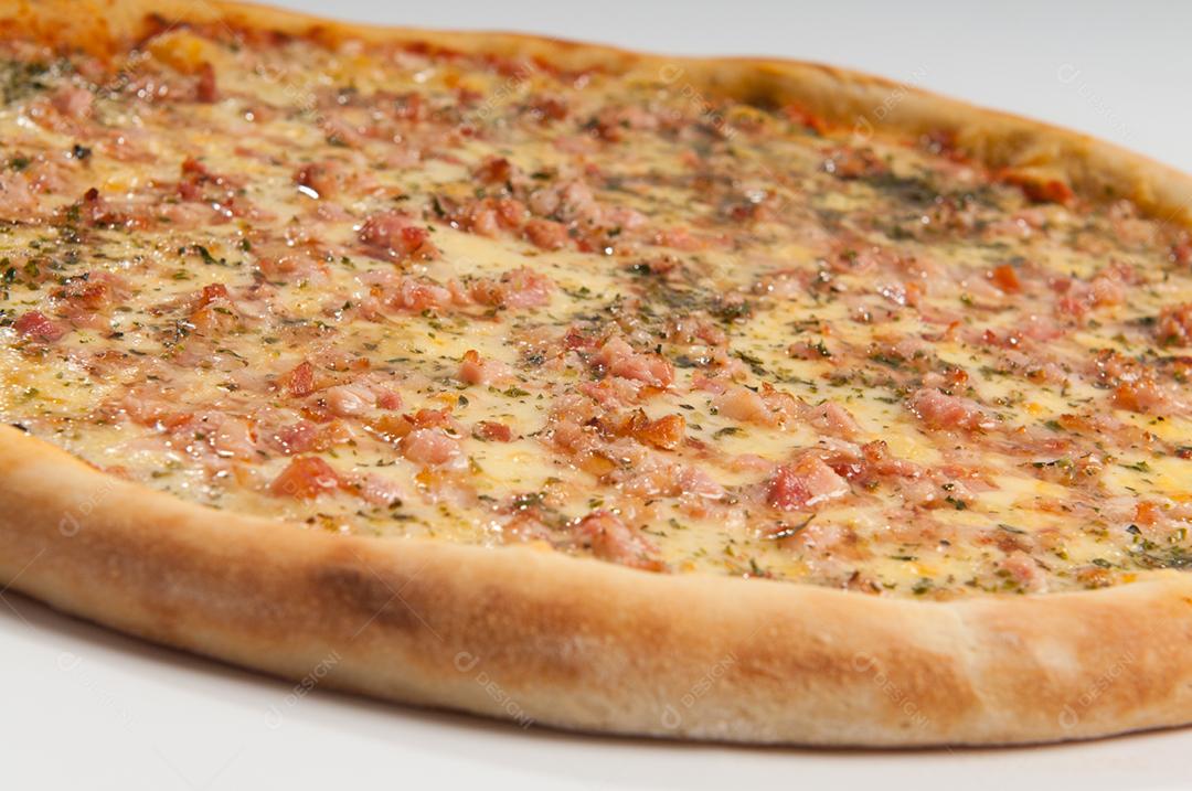 Comida pizza com recheio gostoso sobre fundo branco