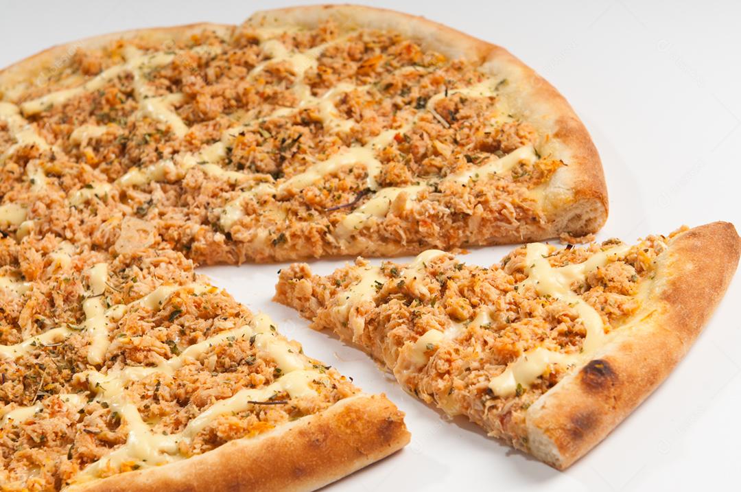 Comida pizza com recheio gostoso sobre fundo branco