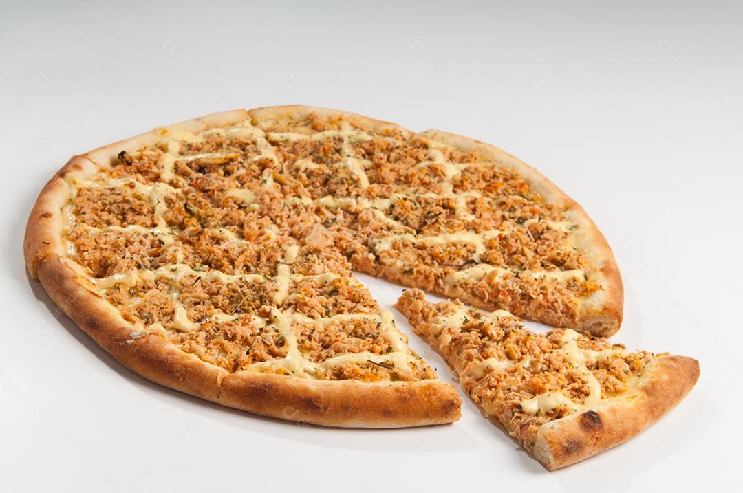 Comida pizza com recheio gostoso sobre fundo branco