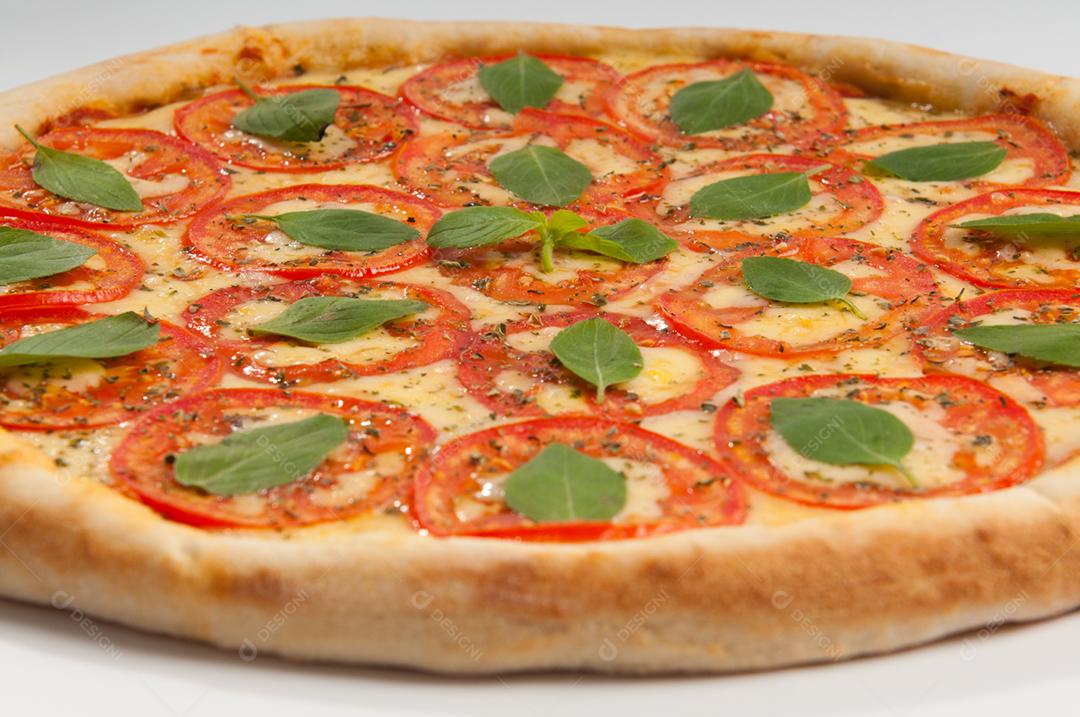 Comida pizza com recheio gostoso sobre fundo branco