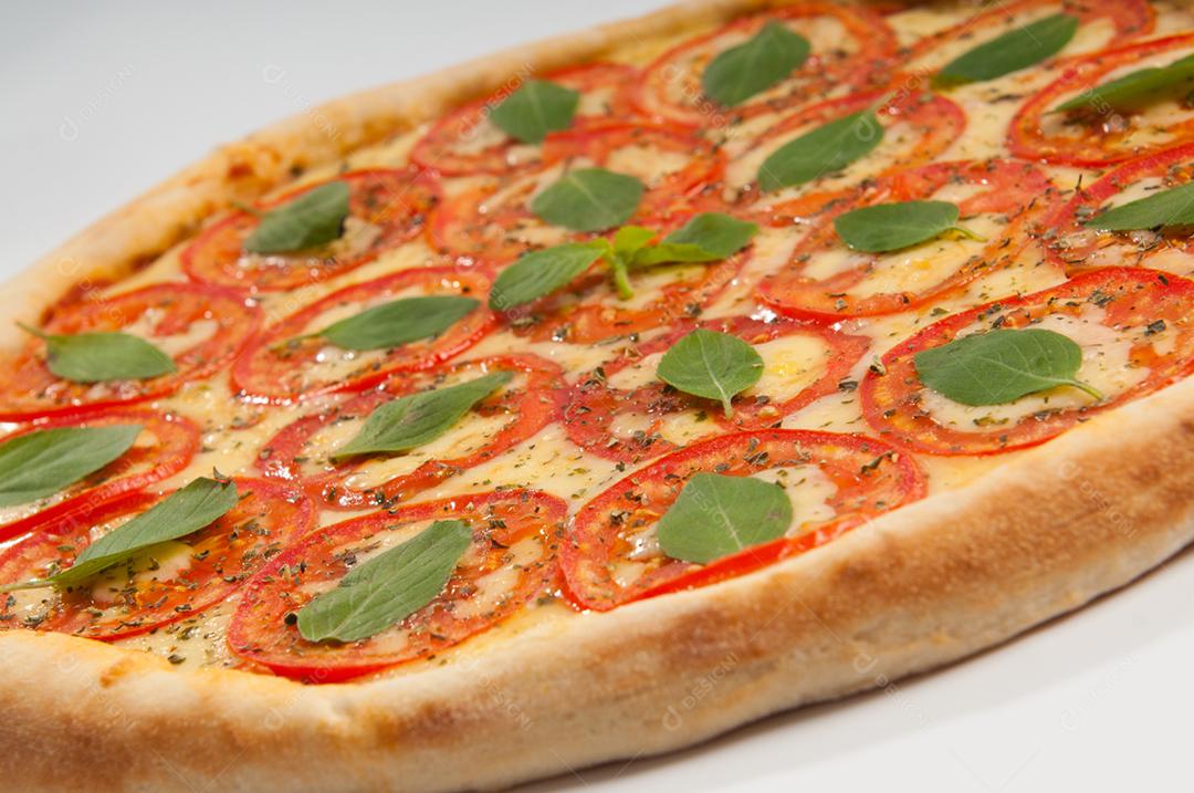 Comida pizza com recheio gostoso sobre fundo branco