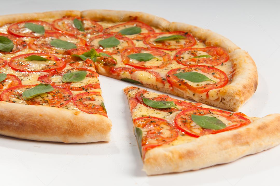 Comida pizza com recheio gostoso sobre fundo branco