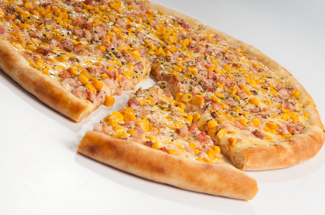 Comida pizza com recheio gostoso sobre fundo branco