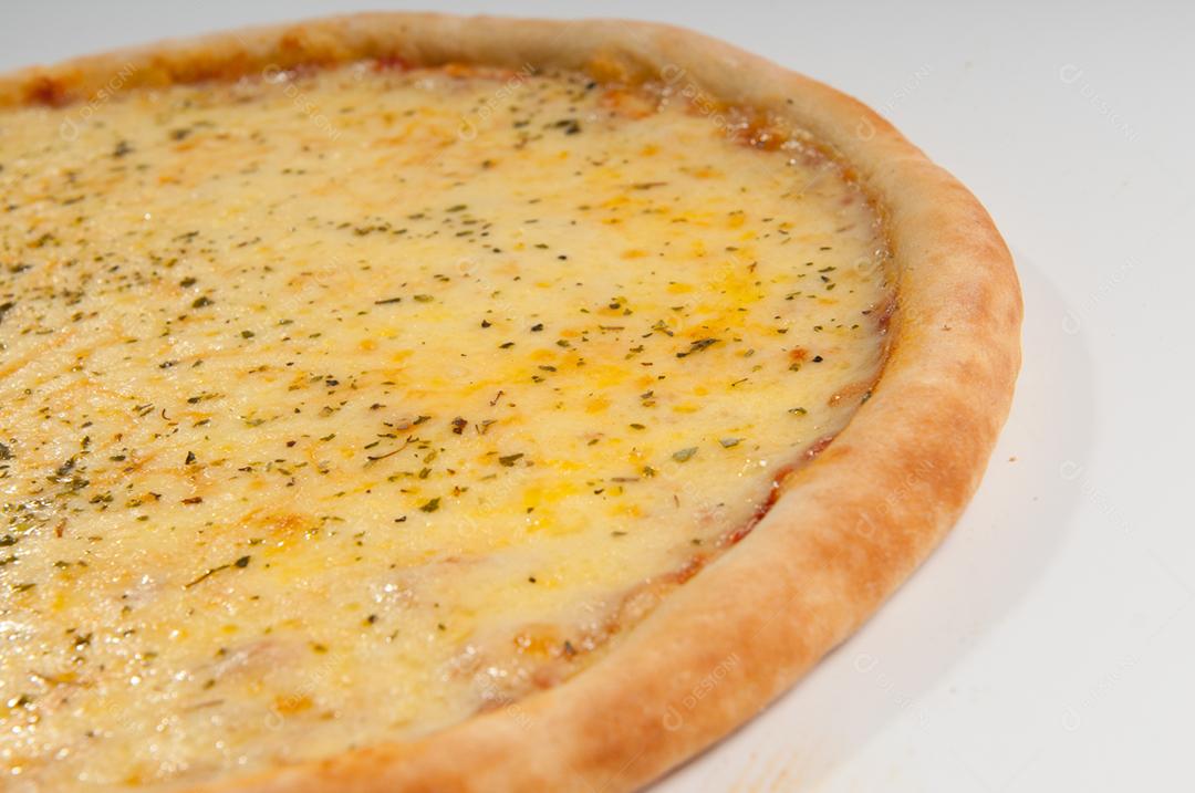 Comida pizza com recheio gostoso sobre fundo branco