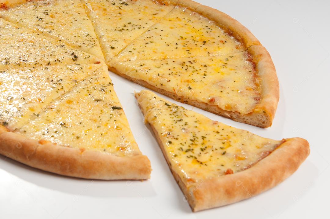 Comida pizza com recheio gostoso sobre fundo branco
