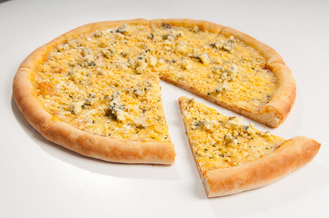 Comida pizza com recheio gostoso sobre fundo branco